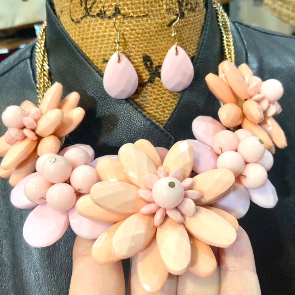 VINTAGE STATEMENT NECKLACE/PINK ACRYLIC FLOWER W/EARRINGS ⭐️GOLD CHAIN/NEW COND - Picture 4 of 9